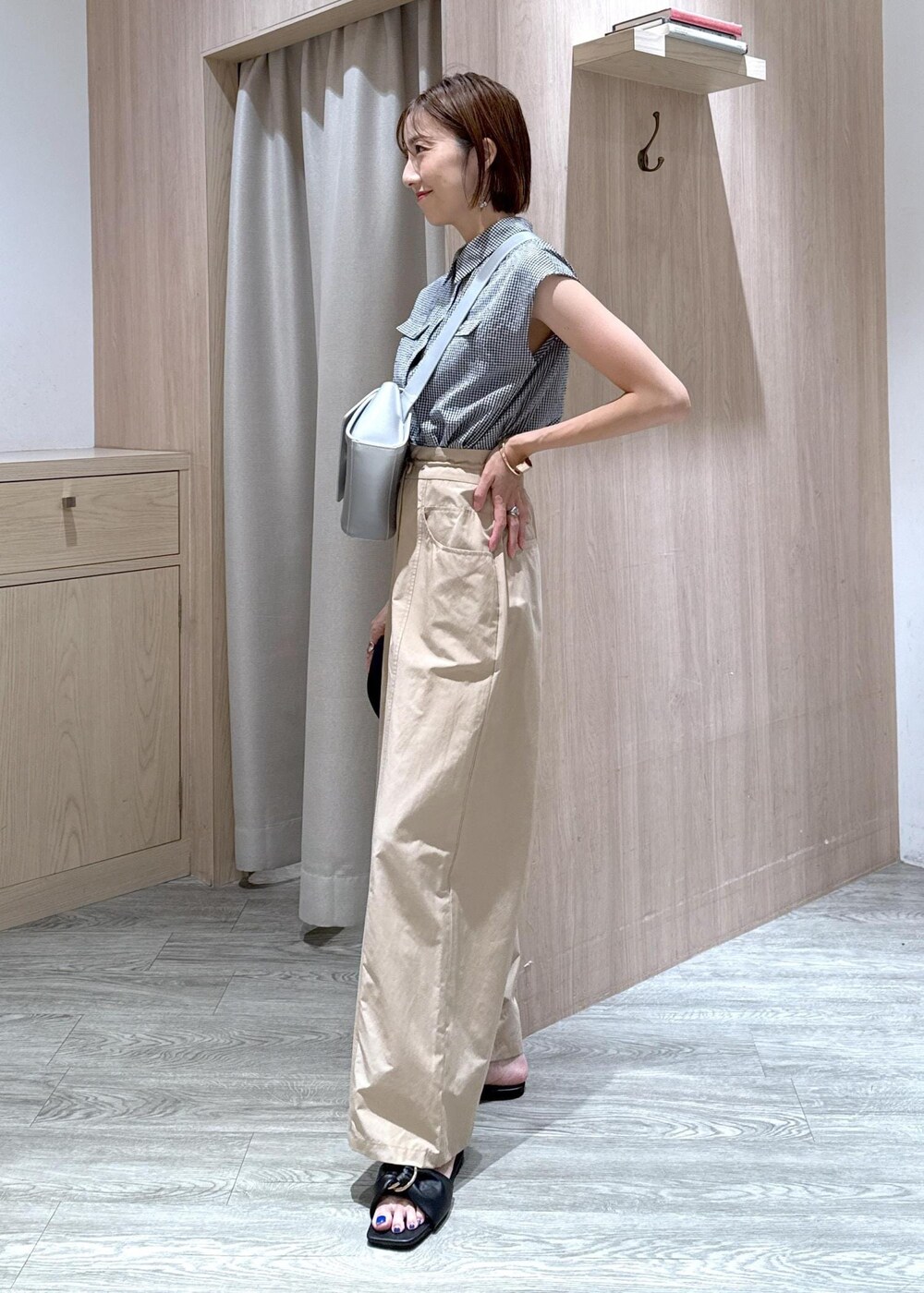 ブラック系のサンダル、ブラック系のシャツ/ブラウス、ベージュ系のその他パンツを着用したレディースの夏コーディネートの2枚目の写真