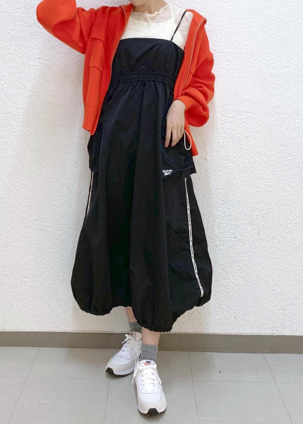「ビス、24SS春の新作、スポーツミックス、リーボック別注、キャミワンピース、キャミワンピ、黒ワンピース、スポーティー、赤、お出かけ、ハイネックカーディガン、カーディガン、カジュアル、帽子、高身長コーディネート」｜「VISのシアーシャーリングボーダープルオーバー（Tシャツ/カットソー、ホワイト系）」を使った、eric08さん（レディース・166cm）の冬コーディネートの4枚目の写真