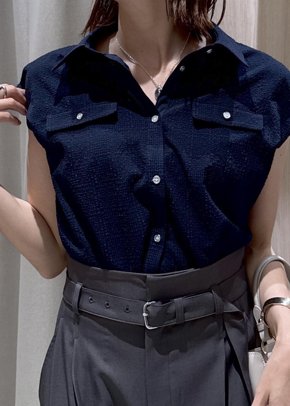 グレー系のその他パンツ、ブラック系のパンプス、ベージュ系のショルダーバッグを着用したレディースの夏コーディネートの7枚目の写真