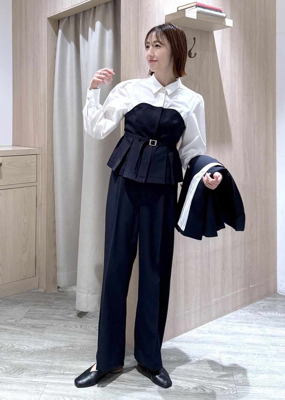 ブルー系のテーラードジャケット、ブルー系のその他パンツ、ブルー系のシャツ/ブラウスを着用したレディースの冬コーディネートの5枚目の写真