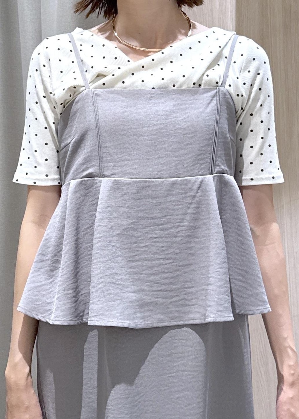 ブルー系のショルダーバッグ、ホワイト系のTシャツ/カットソー、グレー系のワンピースを着用したレディースの夏コーディネートの8枚目の写真