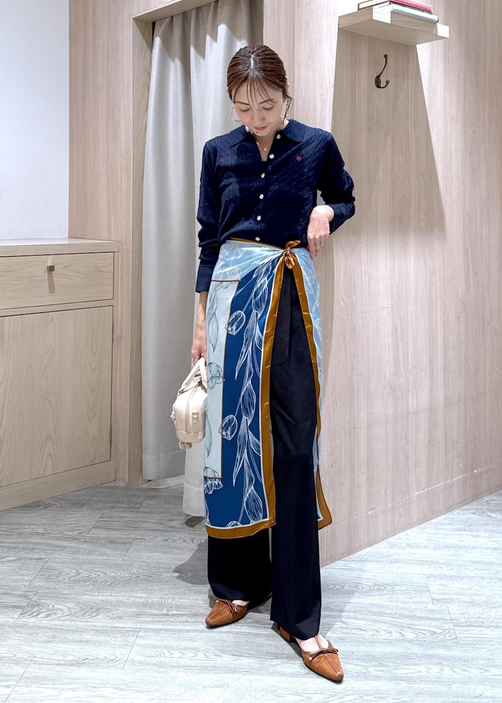 ブラック系のキャミソール、イエロー系のパンプス、ブルー系のカーディガン/ボレロを着用したレディースの秋コーディネートの10枚目の写真