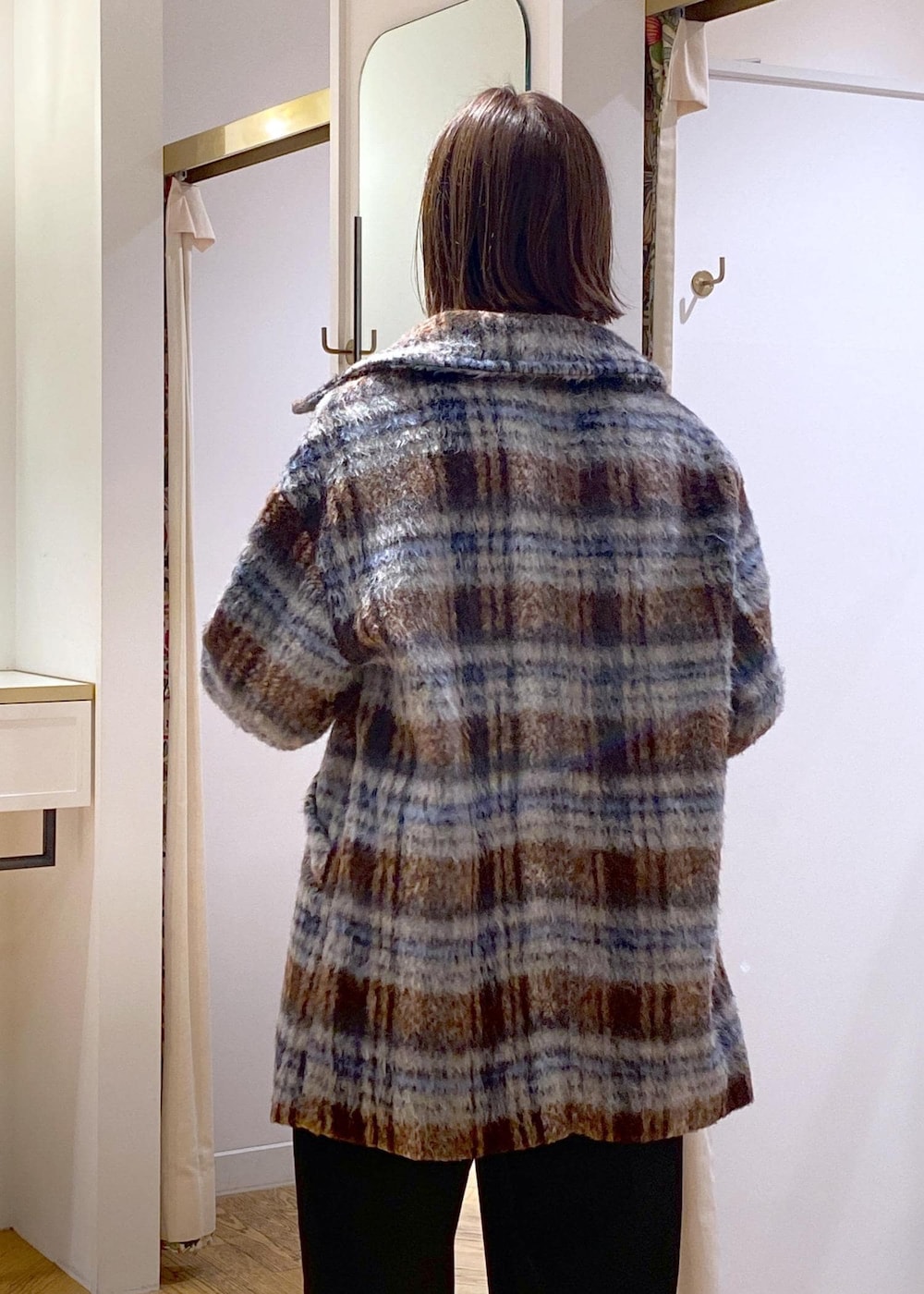 「大人シンプル、きれいめシンプル、きれいめカジュアル、楽ちんコーデ、サロペットコーデ、アウター、羽織り、pコート、チェック柄、ショートブーツ、お出かけ、高身長コーディネート、アラフォー、初冬コーデ、冬コーデ」｜「VISのチェーン付きワンハンドルバッグ（ハンドバッグ、ブラック系）」を使った、eric08さん（レディース・166cm）の冬コーディネートの9枚目の写真