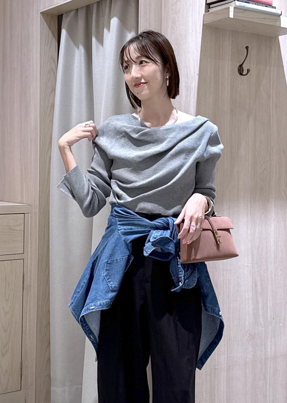 ブラック系のその他パンツ、ブラック系のパンプス、ブルー系のシャツ/ブラウスを着用したレディースの秋コーディネートの4枚目の写真