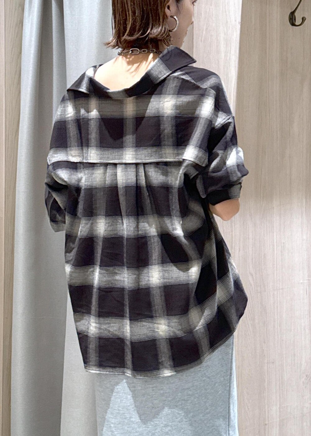 ブラック系のキャミソール、シルバー系のショルダーバッグ、ブラック系のシャツ/ブラウスを着用したレディースの秋コーディネートの8枚目の写真