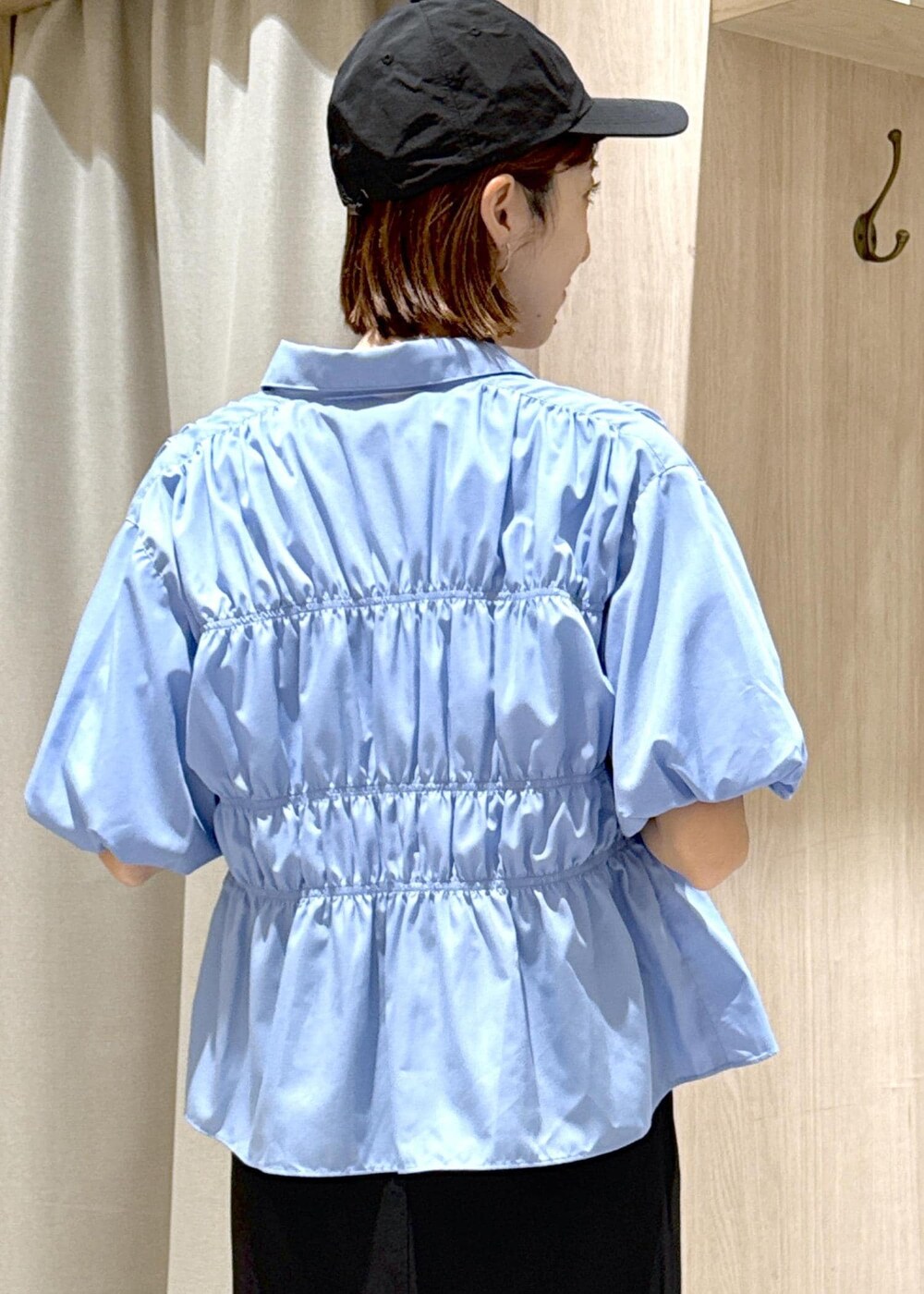 ブラック系のショルダーバッグ、ブラック系のスカート、ホワイト系のTシャツ/カットソーを着用したレディースの春コーディネートの9枚目の写真