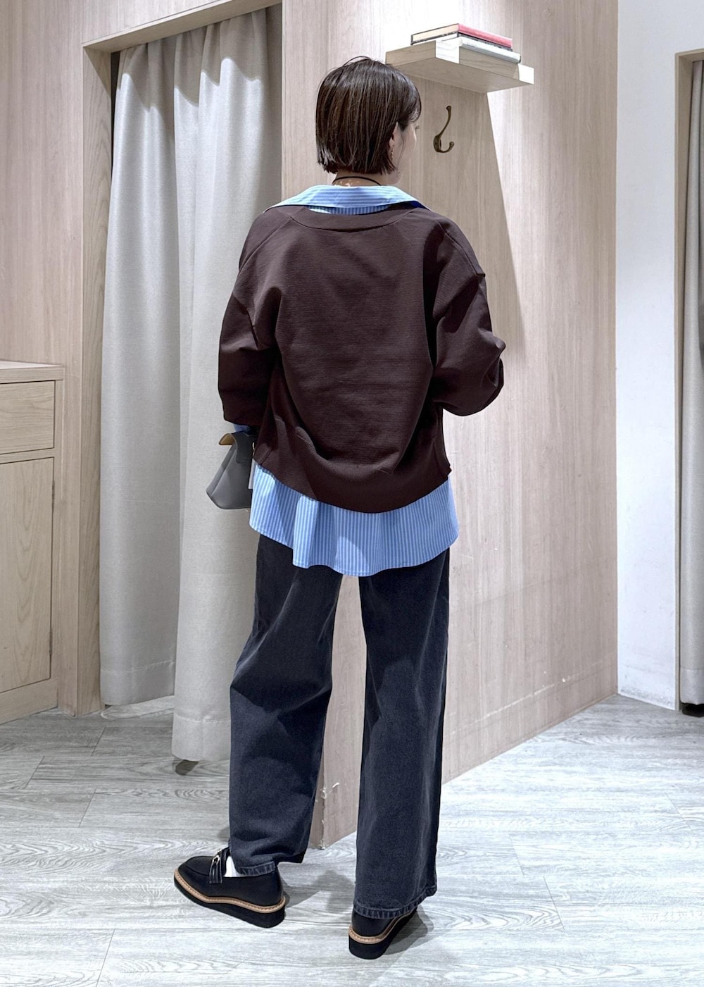 グレー系のショルダーバッグ、ブラック系のローファー、ホワイト系のキャミソールを着用したレディースの秋コーディネートの7枚目の写真