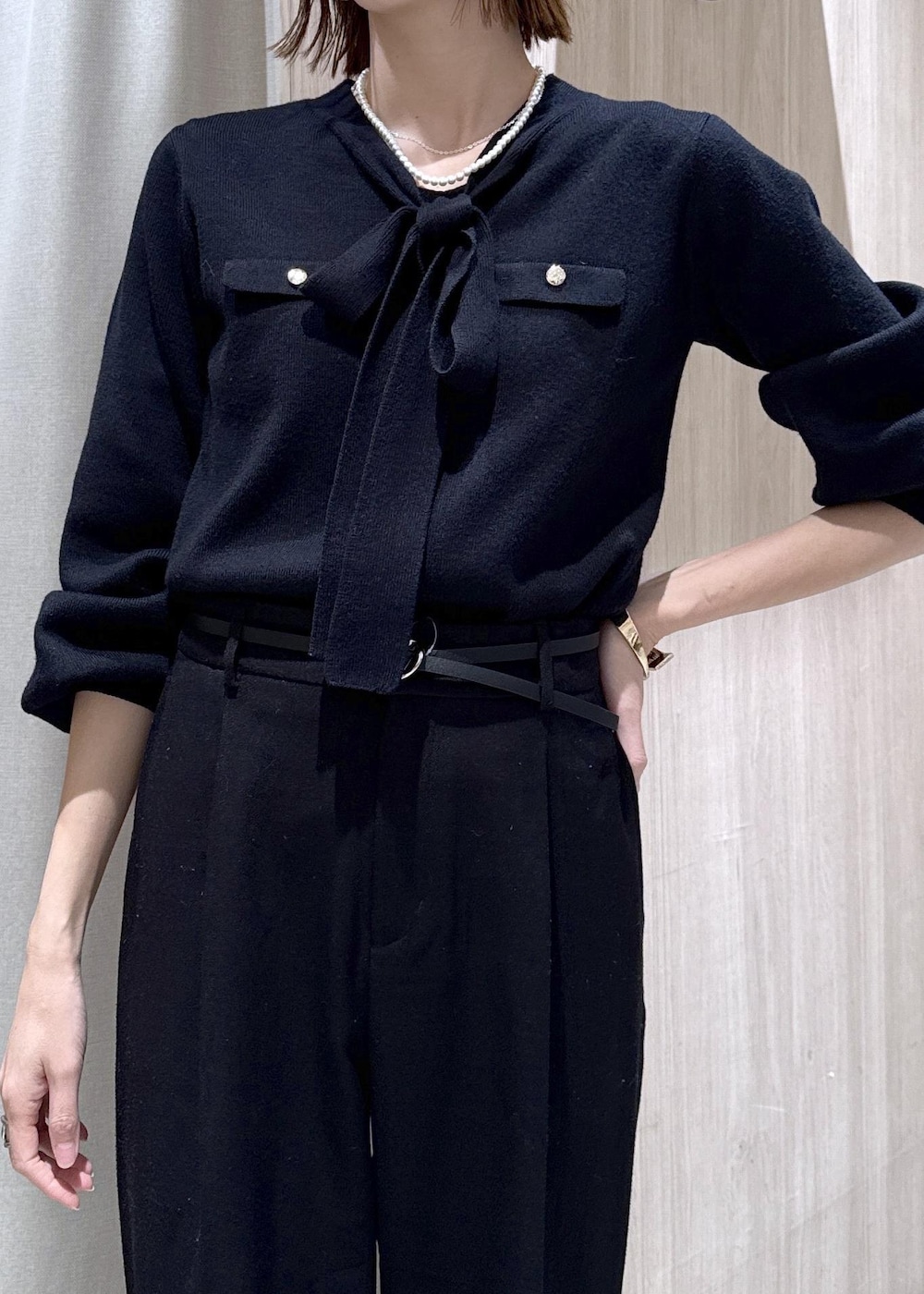 ブラック系のスラックス、ブラック系のテーラードジャケット、ブラック系のショルダーバッグを着用したレディースの冬コーディネートの8枚目の写真