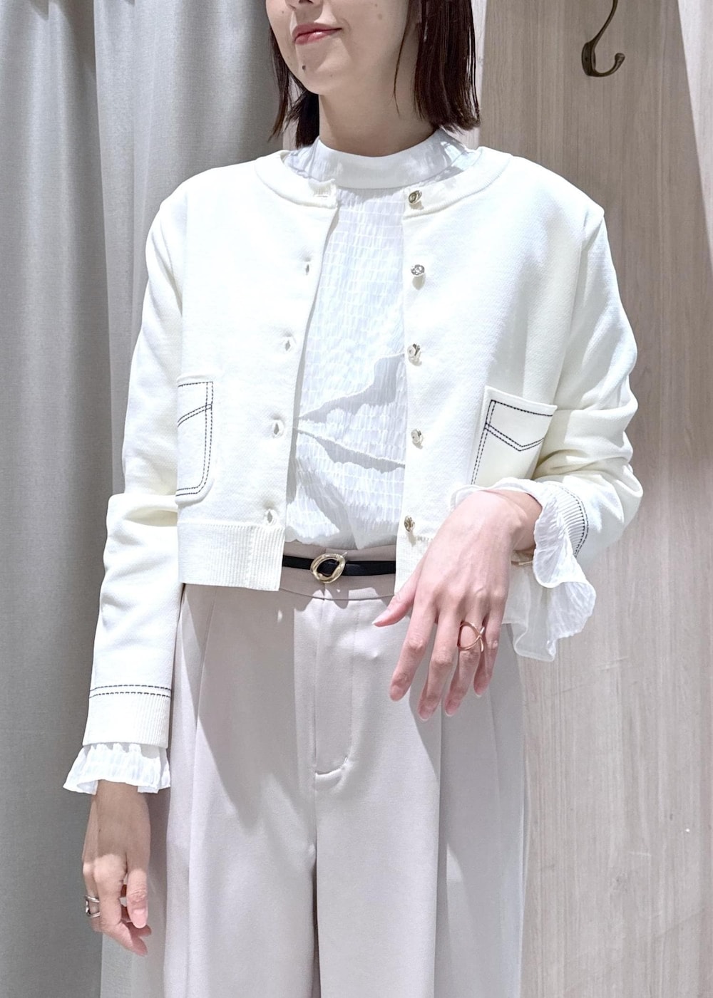 ブラック系のショルダーバッグ、ホワイト系のシャツ/ブラウス、ベージュ系のその他パンツを着用したレディースの冬コーディネートの3枚目の写真