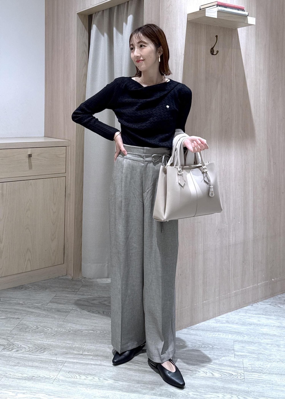 ブラック系のパンプス、グレー系のその他パンツ、ホワイト系のテーラードジャケットを着用したレディースの春コーディネートの5枚目の写真