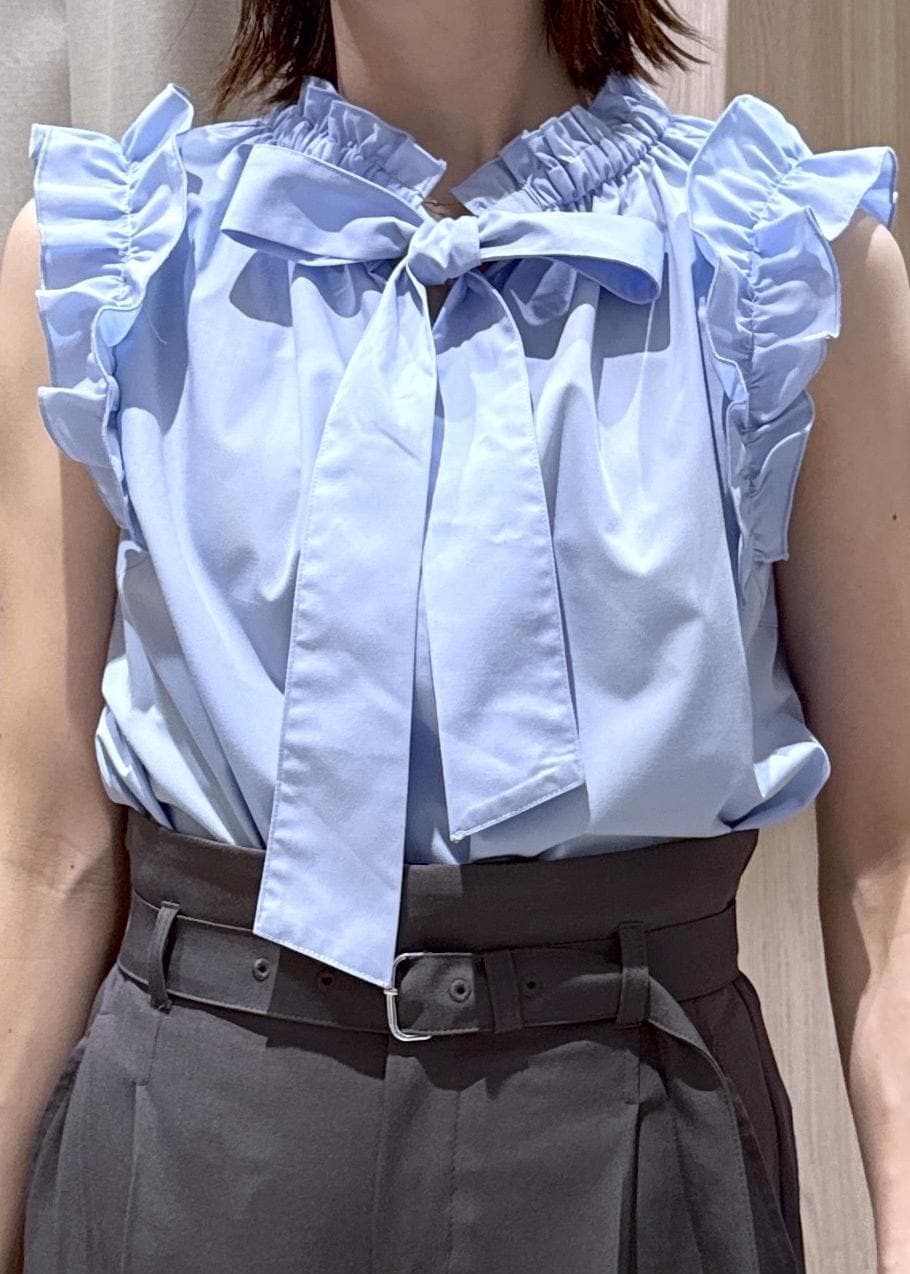 シルバー系のサンダル、グレー系のその他パンツ、ブラック系のショルダーバッグを着用したレディースの夏コーディネートの5枚目の写真