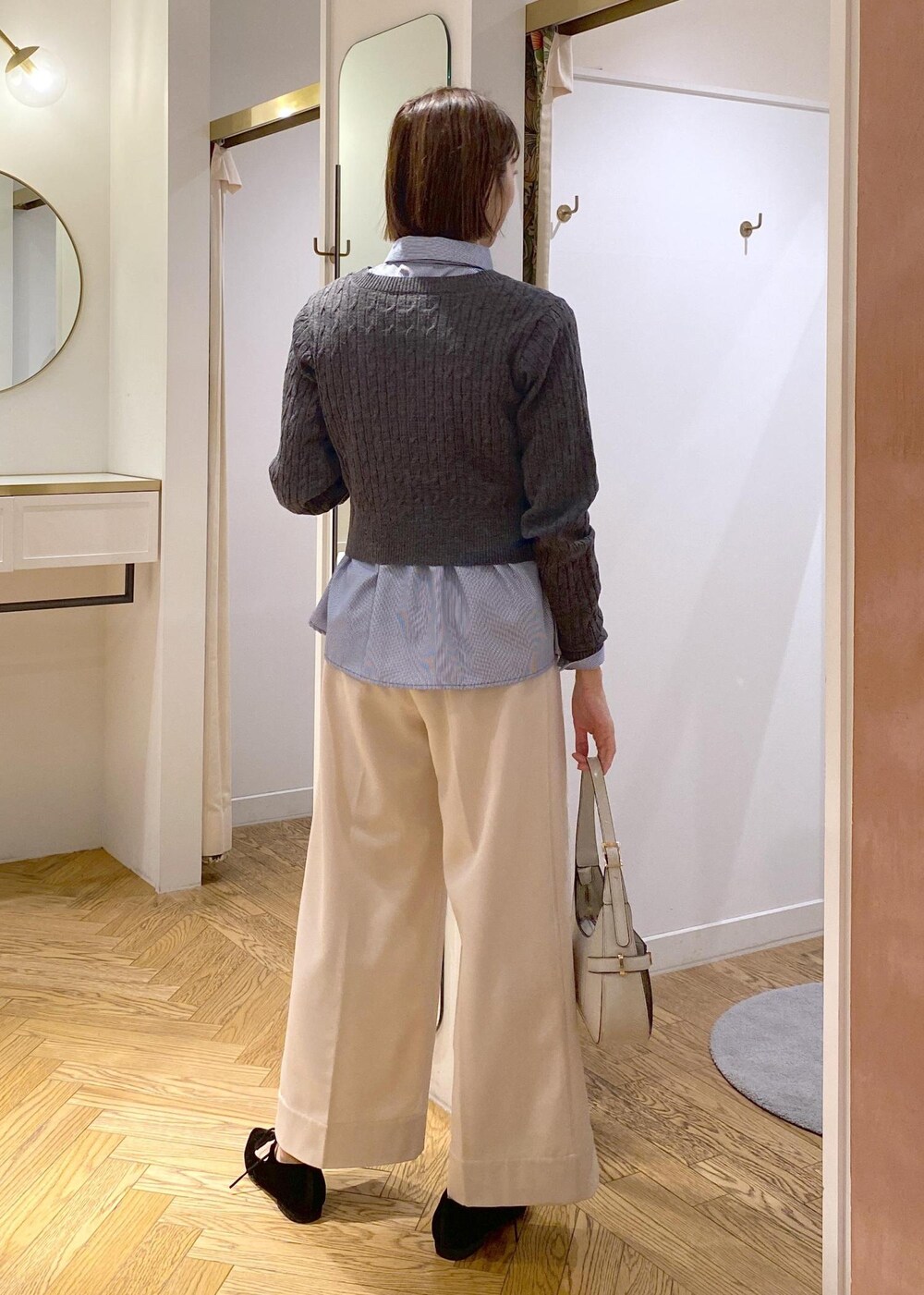 ホワイト系のハンドバッグ、ブルー系のシャツ/ブラウス、ベージュ系のその他パンツを着用したレディースの冬コーディネートの4枚目の写真