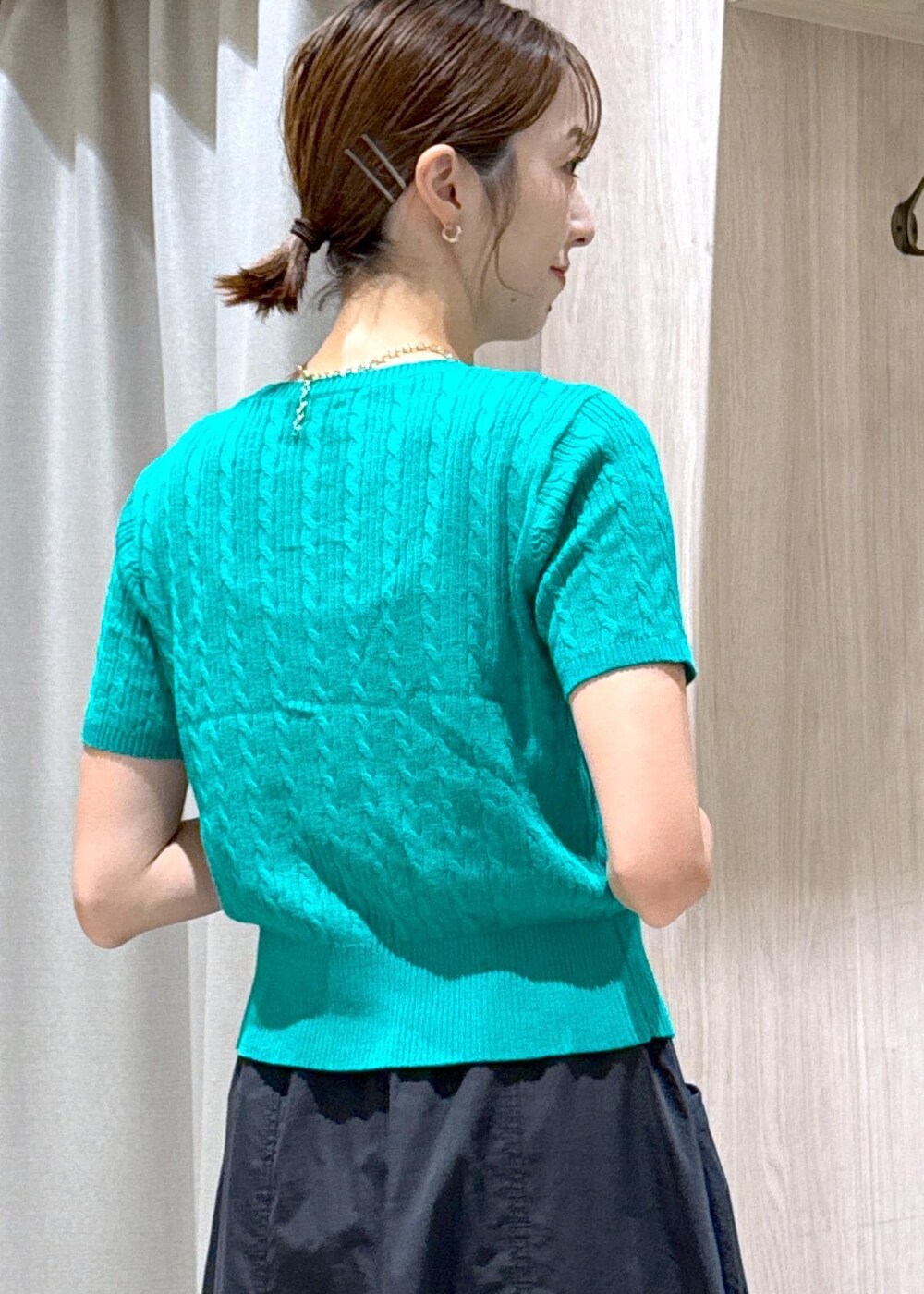 ブラック系のローファー、グリーン系のカーディガン/ボレロ、ブラウン系のショルダーバッグを着用したレディースの夏コーディネートの9枚目の写真