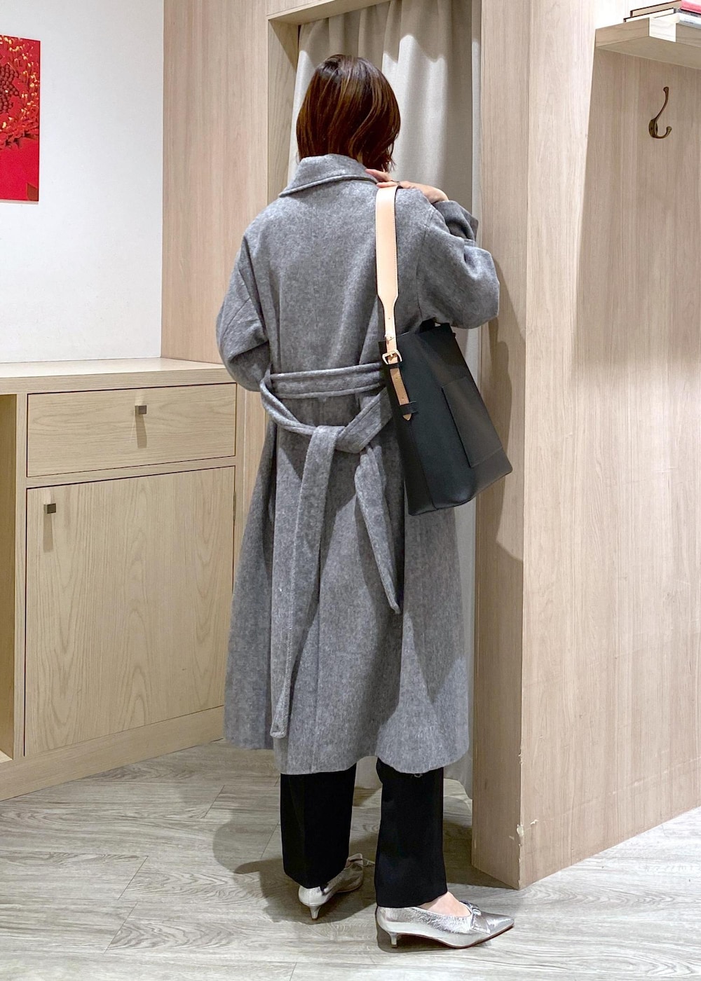 シルバー系のパンプス、ブラック系のスラックス、ブラック系のニット/セーターを着用したレディースの冬コーディネートの5枚目の写真