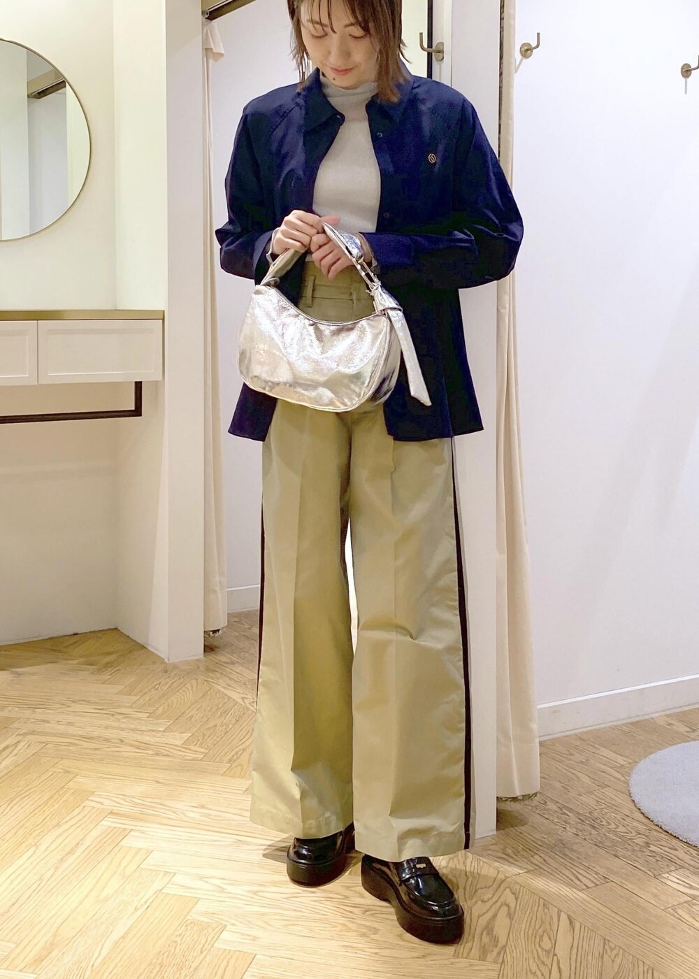 ブラック系のローファー、ベージュ系のスラックス、シルバー系のTシャツ/カットソーを着用したレディースの春コーディネートの5枚目の写真