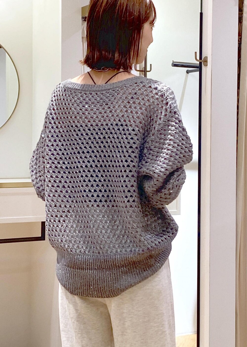 ホワイト系のその他パンツ、グレー系のニット/セーター、ブラック系のハンドバッグを着用したレディースの秋コーディネートの6枚目の写真