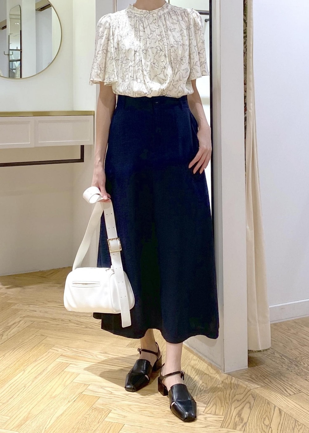 「ビス、24SS春の新作、きれいめ、きれいめカジュアル、高身長コーディネート、Aラインスカート、美イージー、美easy、美easyシリーズ、サンダル、ブラウス、ブラウスコーデ、ブラウススタイル、通勤スタイル、通勤コーデ」｜「VISの横長ショルダーバッグ（ショルダーバッグ、ホワイト系）」を使った、eric08さん（レディース・166cm）の春コーディネートの2枚目の写真