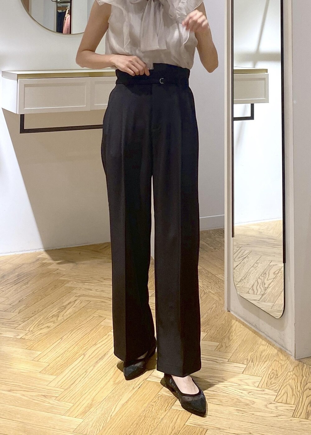 ブラック系のキャミソール、ブラック系のパンプス、ブラック系のハンドバッグを着用したレディースの夏コーディネートの4枚目の写真