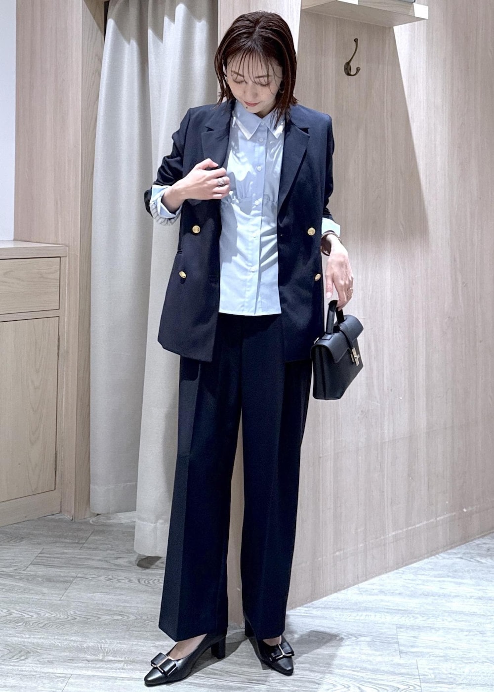 ブルー系のシャツ/ブラウス、ブラック系のパンプス、ブルー系のテーラードジャケットを着用したレディースの冬コーディネートの10枚目の写真
