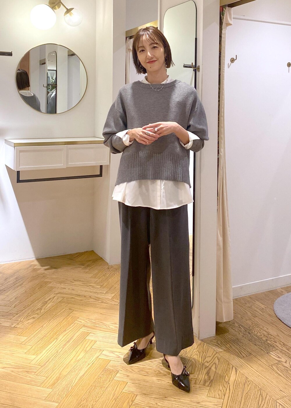 「大人シンプル、きれいめシンプル、高身長コーディネート、レイヤードコーデ、仕事、通勤、きれいめカジュアル、オフィスカジュアル、ママコーデ、アラフォー、アラフォーコーデ、初冬コーデ、冬コーデ、お仕事コーデ、授業参観日コーデ」｜「Juzeのストラップデザインパンプス（パンプス、ブラック系）」を使った、eric08さん（レディース・166cm）の冬コーディネートの7枚目の写真