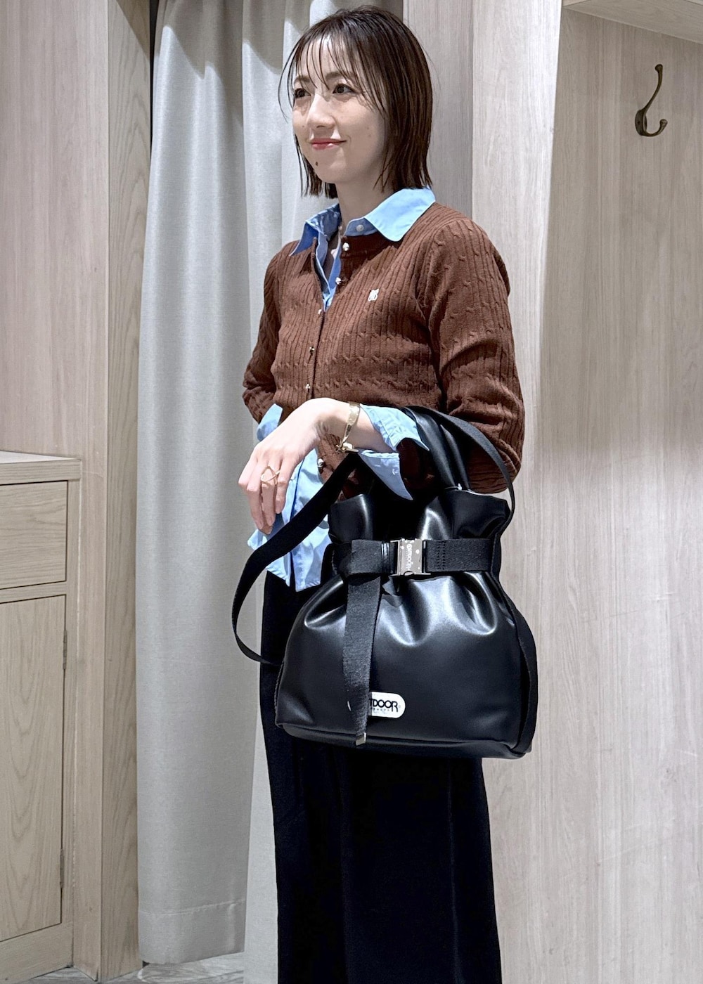 ブラック系のスラックス、グレー系のその他アウター、ブルー系のシャツ/ブラウスを着用したレディースの冬コーディネートの8枚目の写真