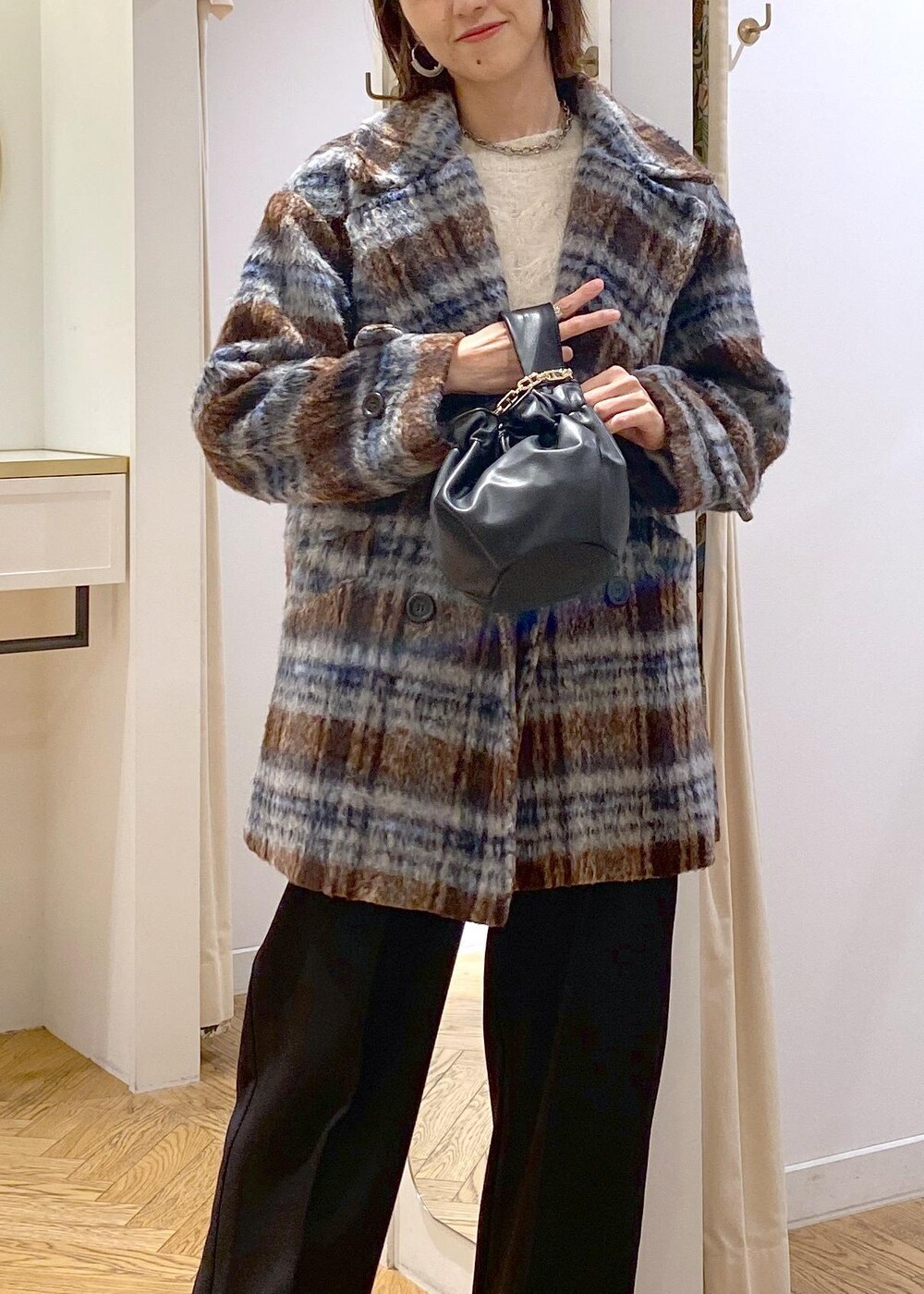 「大人シンプル、キレイめシンプル、キレイめカジュアル、高身長コーディネート、ニットコーデ、白ニット、お出かけ、ママコーデ、シンプルカジュアル、アウター、コート、羽織り、初冬コーデ、冬コーデ、デートコーデ」｜「VISのチェーン付きワンハンドルバッグ（ハンドバッグ、ブラック系）」を使った、eric08さん（レディース・166cm）の秋コーディネートの4枚目の写真