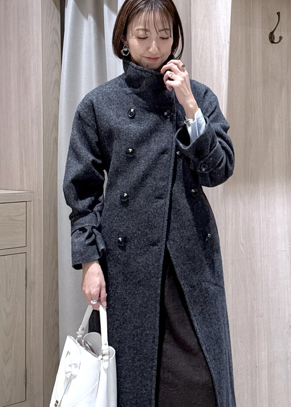 ホワイト系のショルダーバッグ、ブルー系のカーディガン/ボレロ、グレー系のその他アウターを着用したレディースの秋コーディネートの5枚目の写真