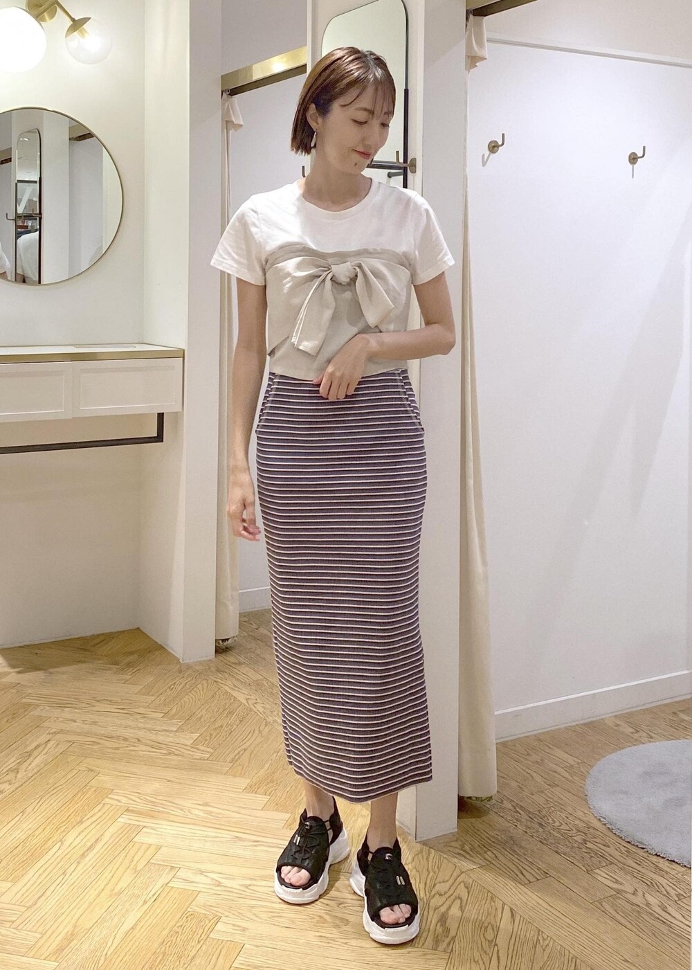 ブラック系のショルダーバッグ、ブラック系のサンダル、ブラック系のキャミソールを着用したレディースの夏コーディネートの5枚目の写真