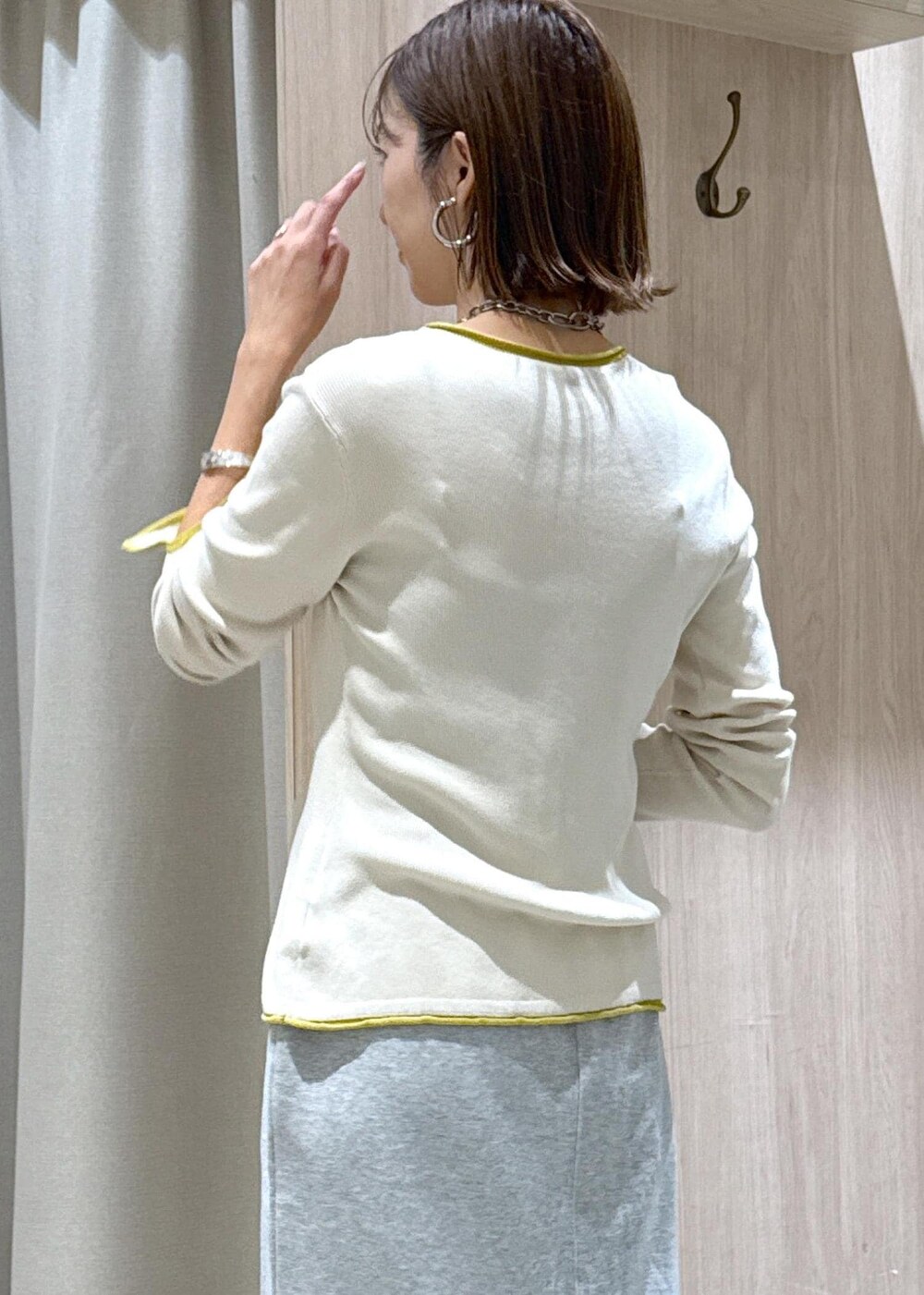 ブラック系のキャミソール、ブラック系のトートバッグ、ベージュ系のカーディガン/ボレロを着用したレディースの秋コーディネートの9枚目の写真