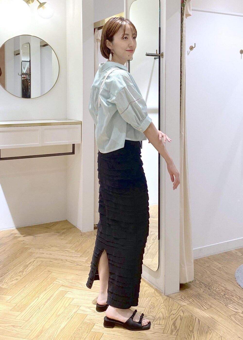 ブラック系のキャミソール、ブラック系のサンダル、ブラック系のスカートを着用したレディースの夏コーディネートの3枚目の写真