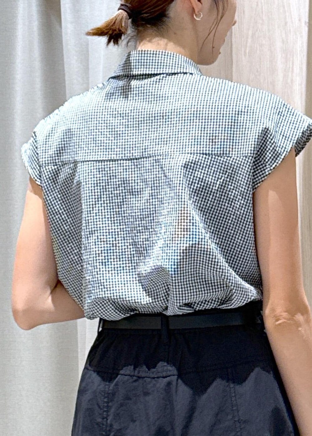 ブラック系のシャツ/ブラウス、ブラック系のトートバッグ、ブラック系のスカートを着用したレディースの夏コーディネートの9枚目の写真