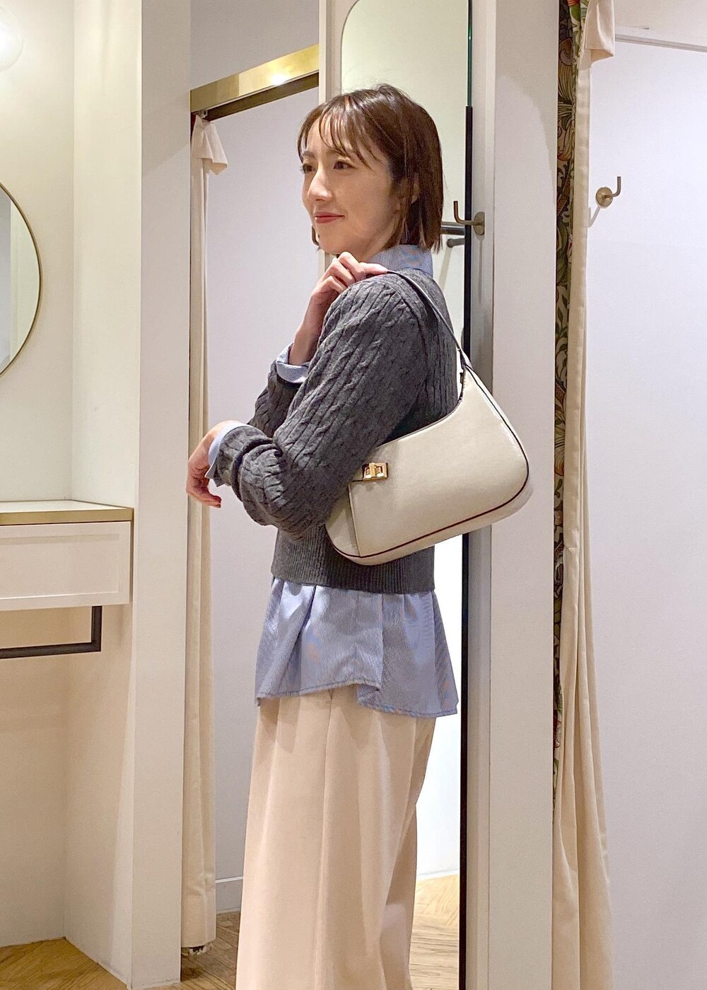 ホワイト系のハンドバッグ、ブルー系のシャツ/ブラウス、ベージュ系のその他パンツを着用したレディースの冬コーディネートの7枚目の写真