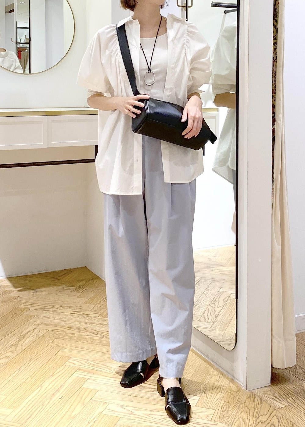 ブラック系のサンダル、ホワイト系のキャミソール、ホワイト系のシャツ/ブラウスを着用したレディースの春コーディネートの5枚目の写真