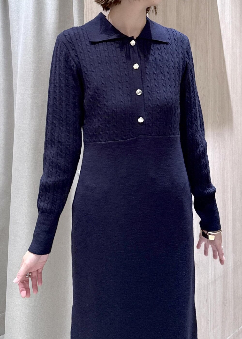 ホワイト系のダウンジャケット/コート、ブルー系のデニムパンツ、ブルー系のワンピースを着用したレディースの冬コーディネートの9枚目の写真