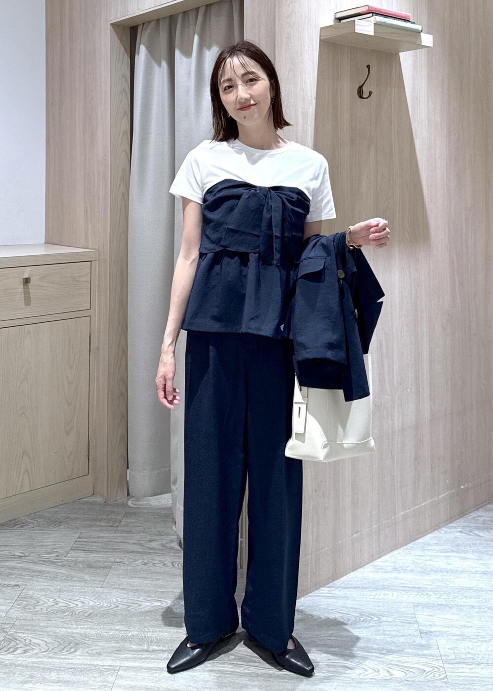 ブラック系のパンプス、ブルー系のその他パンツ、ブルー系のTシャツ/カットソーを着用したレディースの春コーディネートの6枚目の写真