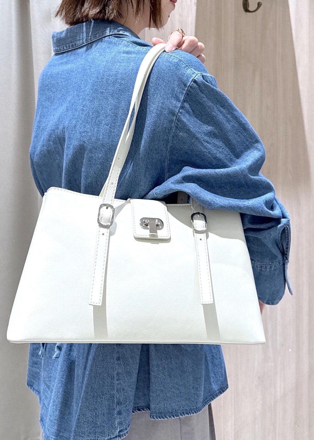 グレー系のその他パンツ、イエロー系のカーディガン/ボレロ、ブルー系のシャツ/ブラウスを着用したレディースの春コーディネートの10枚目の写真