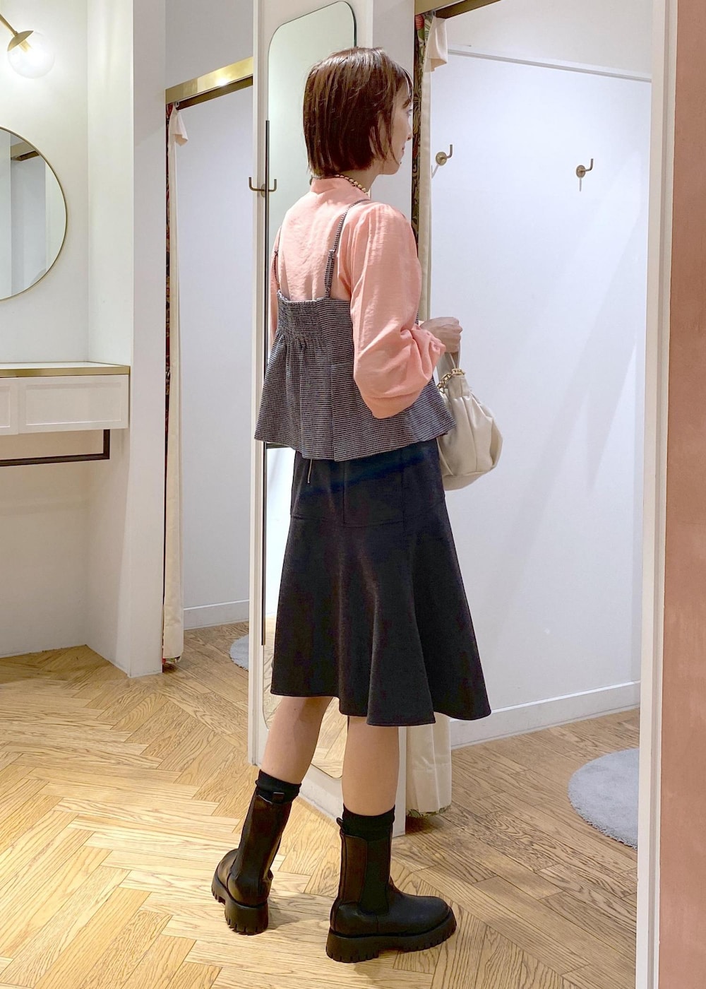 ホワイト系のハンドバッグ、ピンク系のシャツ/ブラウス、ブラック系のワンピースを着用したレディースの秋コーディネートの3枚目の写真