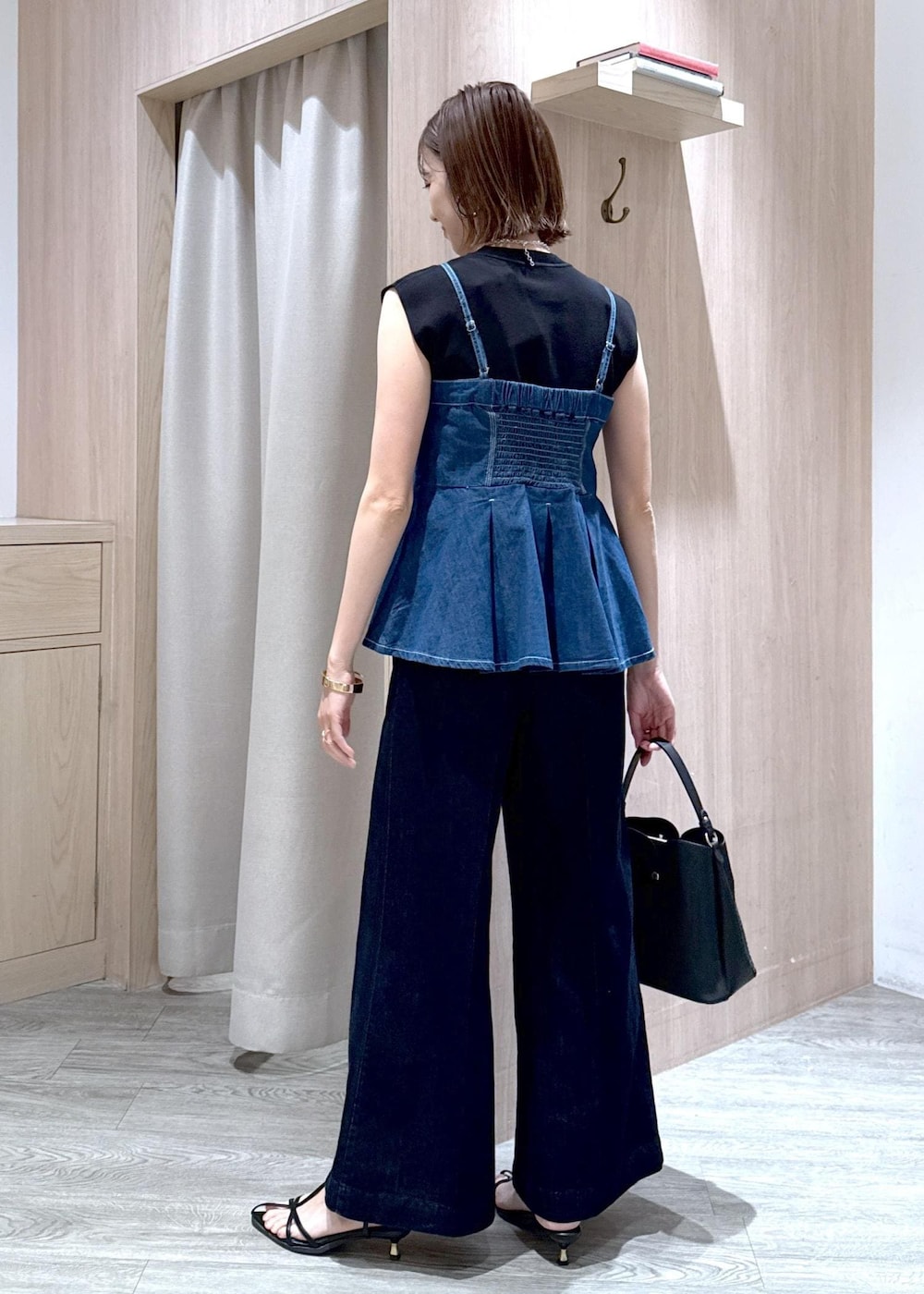 ブラック系のサンダル、ブルー系のキャミソール、ブラック系のニット/セーターを着用したレディースの春コーディネートの4枚目の写真