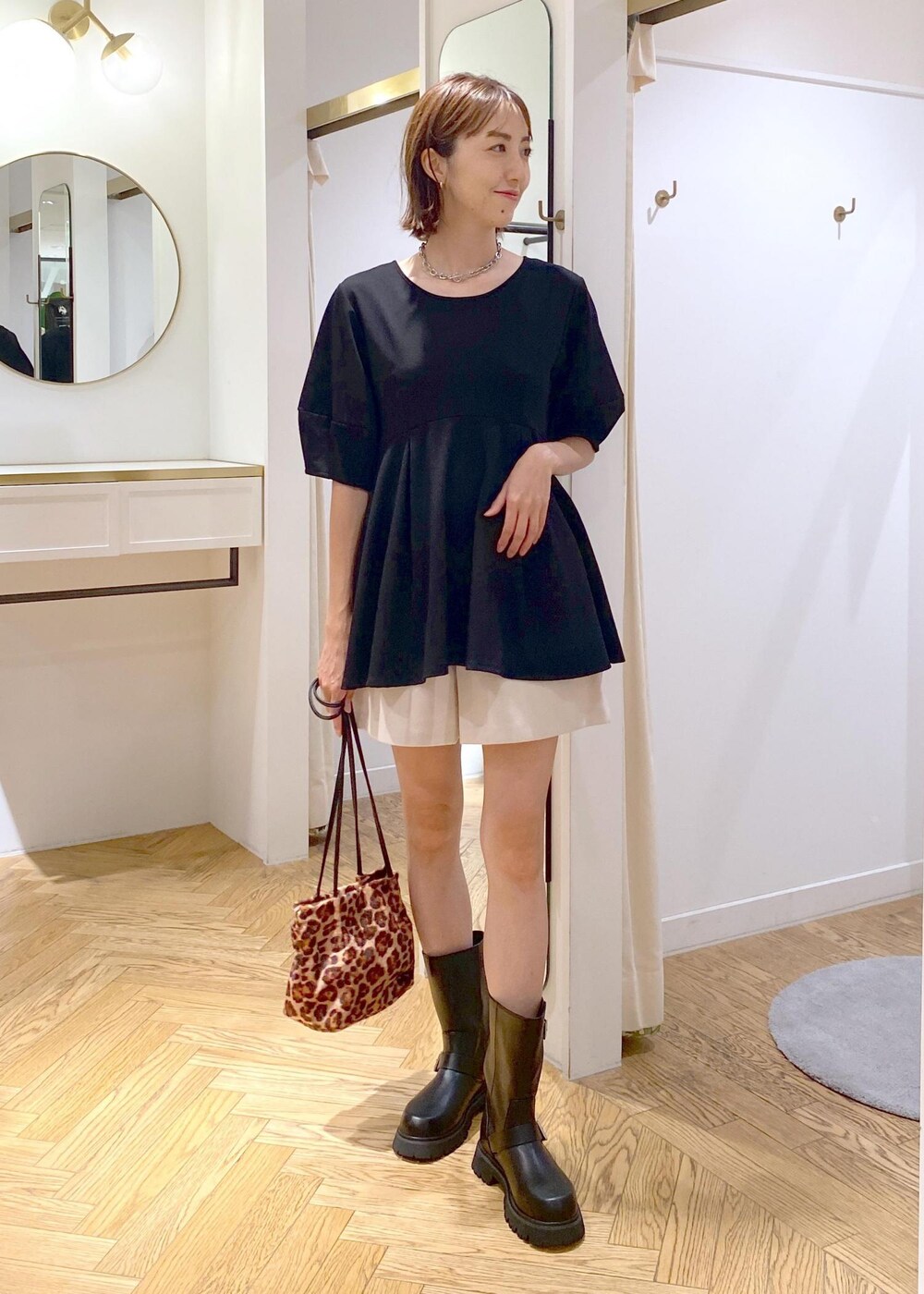 ブラック系のブーツ、ブラック系のTシャツ/カットソー、ベージュ系のその他パンツを着用したレディースの秋コーディネートの9枚目の写真