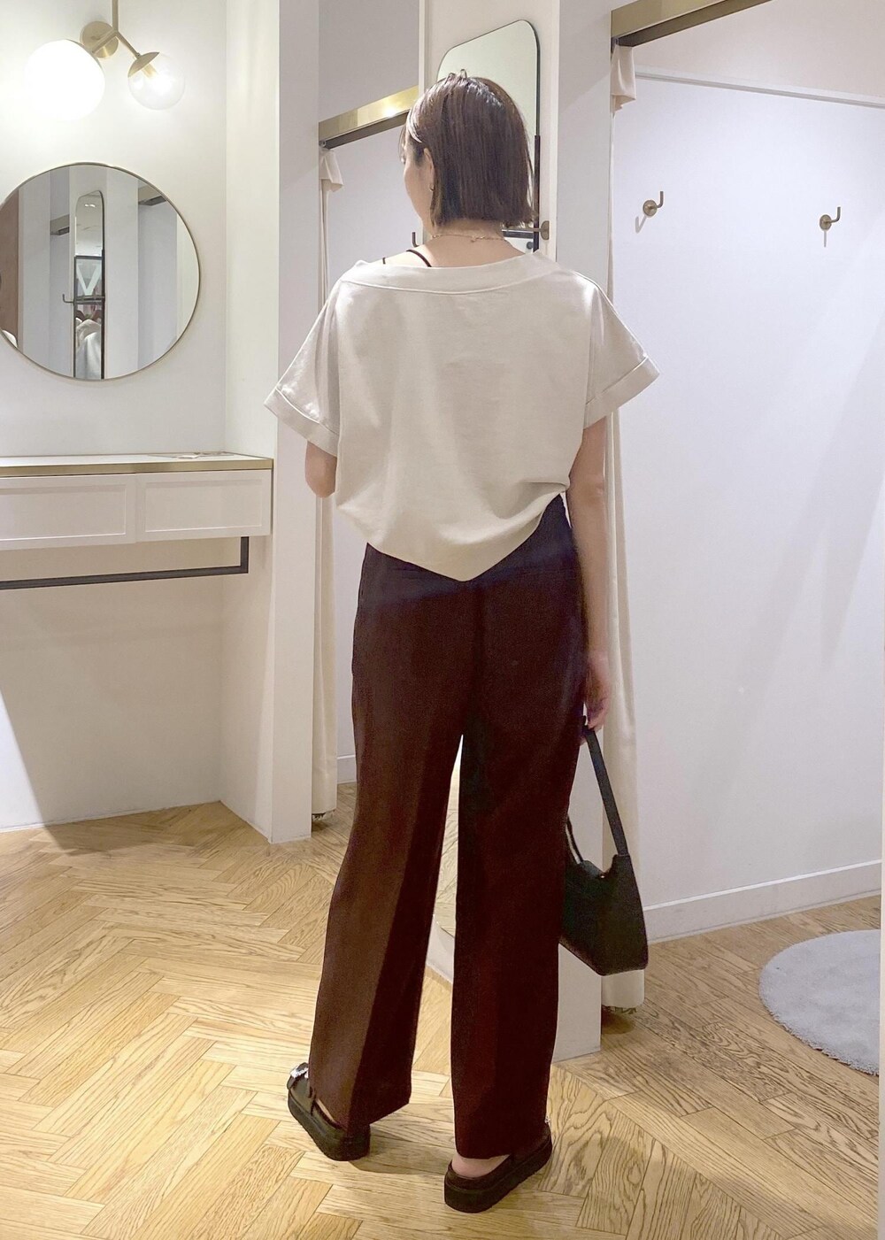 ブラック系のサンダル、ブラック系のキャミソール、ベージュ系のTシャツ/カットソーを着用したレディースの夏コーディネートの3枚目の写真