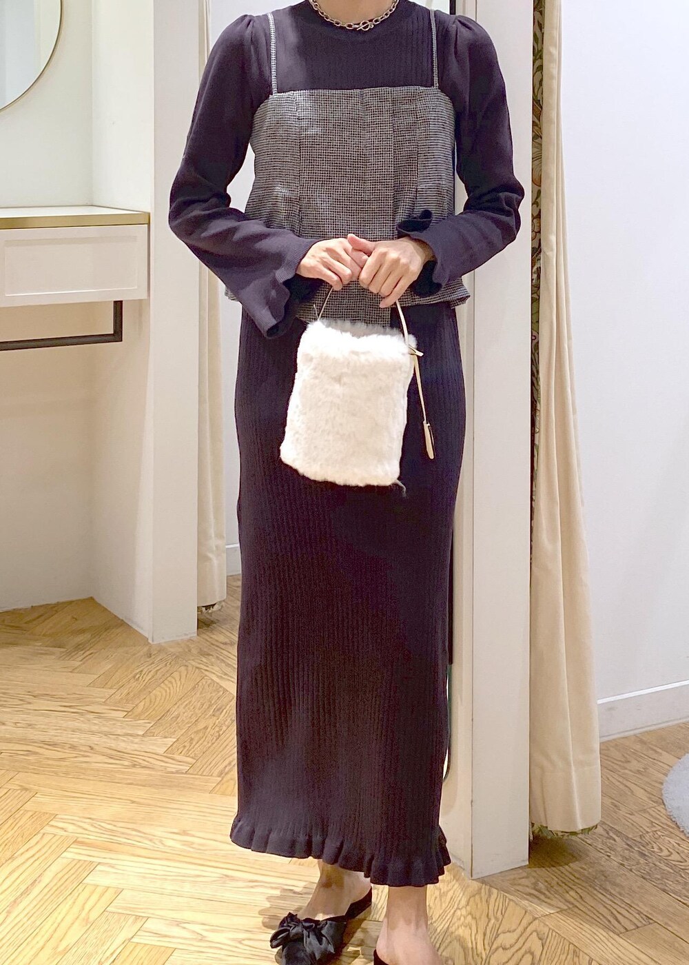 ブラック系のサンダル、ブラック系のワンピース、ホワイト系のショルダーバッグを着用したレディースの秋コーディネートの4枚目の写真