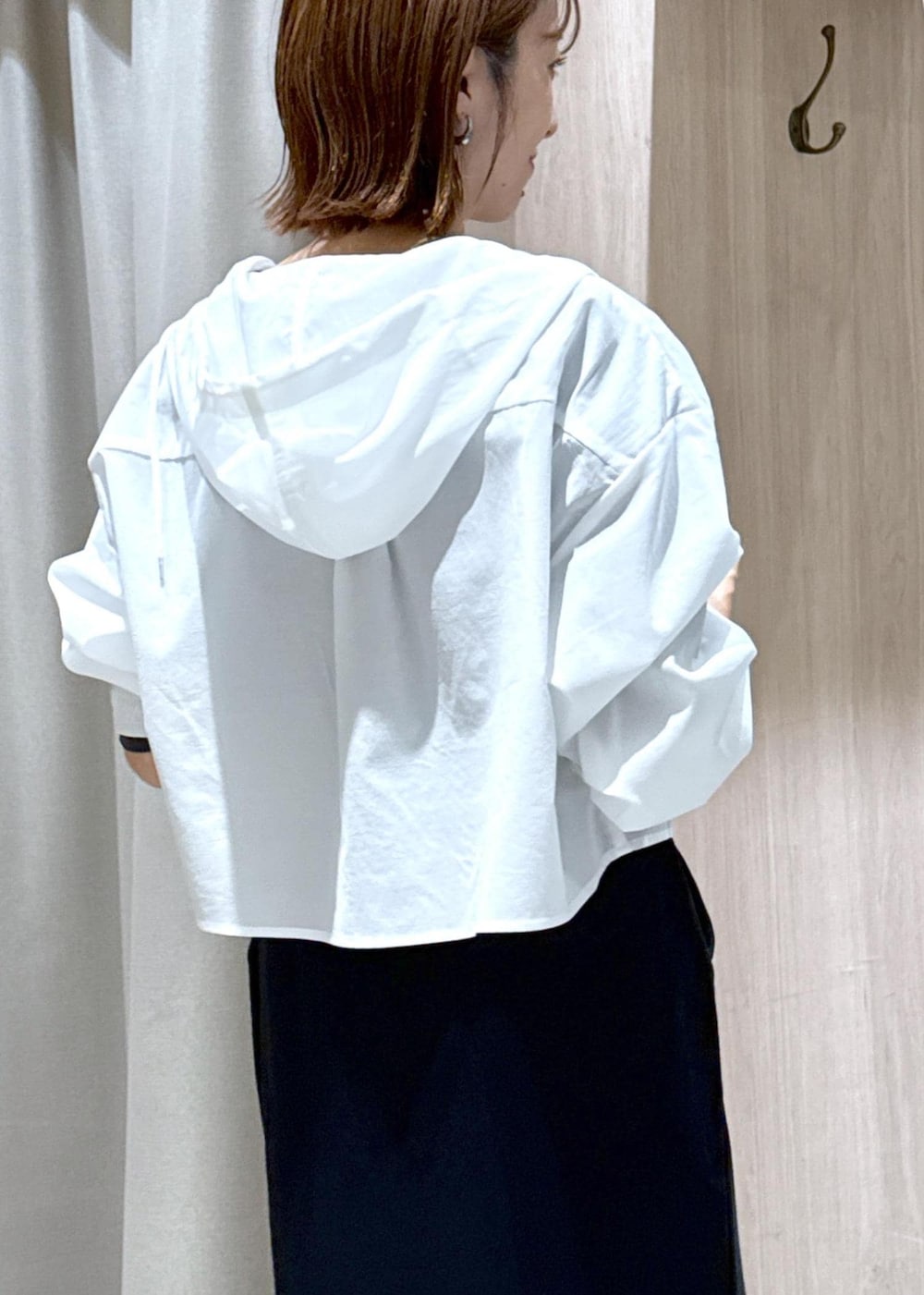 シルバー系のショルダーバッグ、ブラック系のスカート、グレー系のTシャツ/カットソーを着用したレディースの秋コーディネートの9枚目の写真