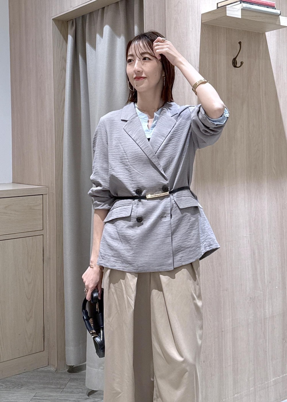 ブラック系のショルダーバッグ、ブラック系のパンプス、ベージュ系のその他パンツを着用したレディースの春コーディネートの3枚目の写真