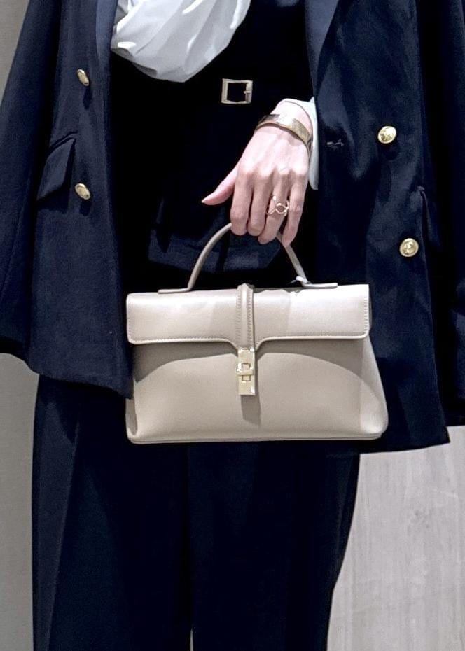 ブルー系のテーラードジャケット、ブルー系のその他パンツ、ブルー系のシャツ/ブラウスを着用したレディースの冬コーディネートの9枚目の写真