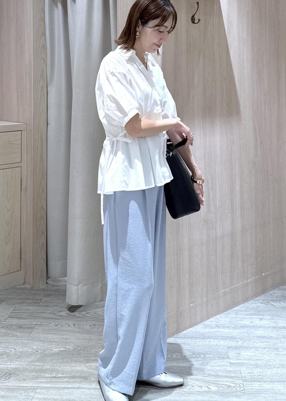 ホワイト系のシャツ/ブラウス、ブルー系のその他パンツ、ブラック系のショルダーバッグを着用したレディースの夏コーディネートの2枚目の写真
