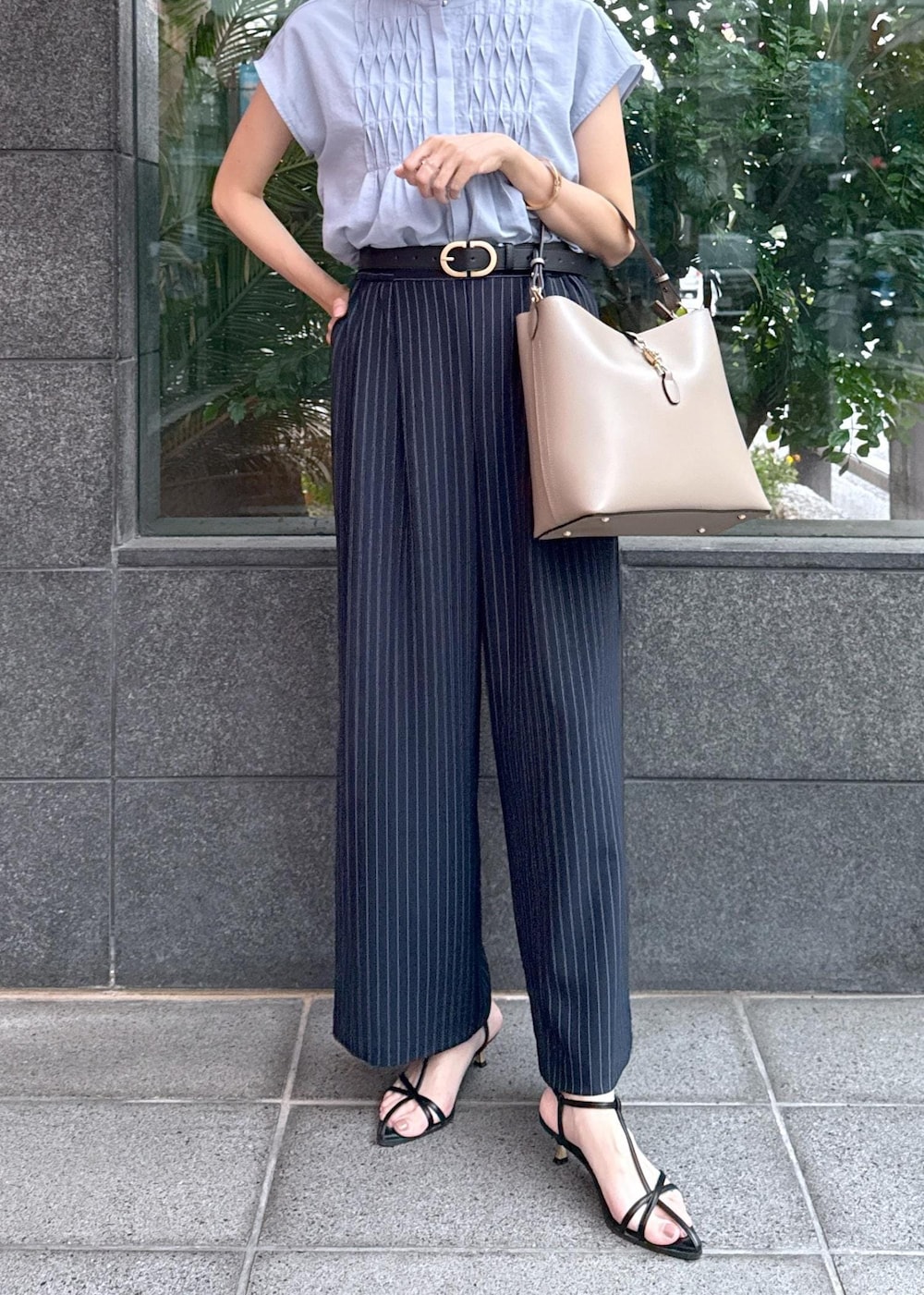 ブラック系のサンダル、ブルー系のシャツ/ブラウス、ブルー系のその他パンツを着用したレディースの夏コーディネートの5枚目の写真