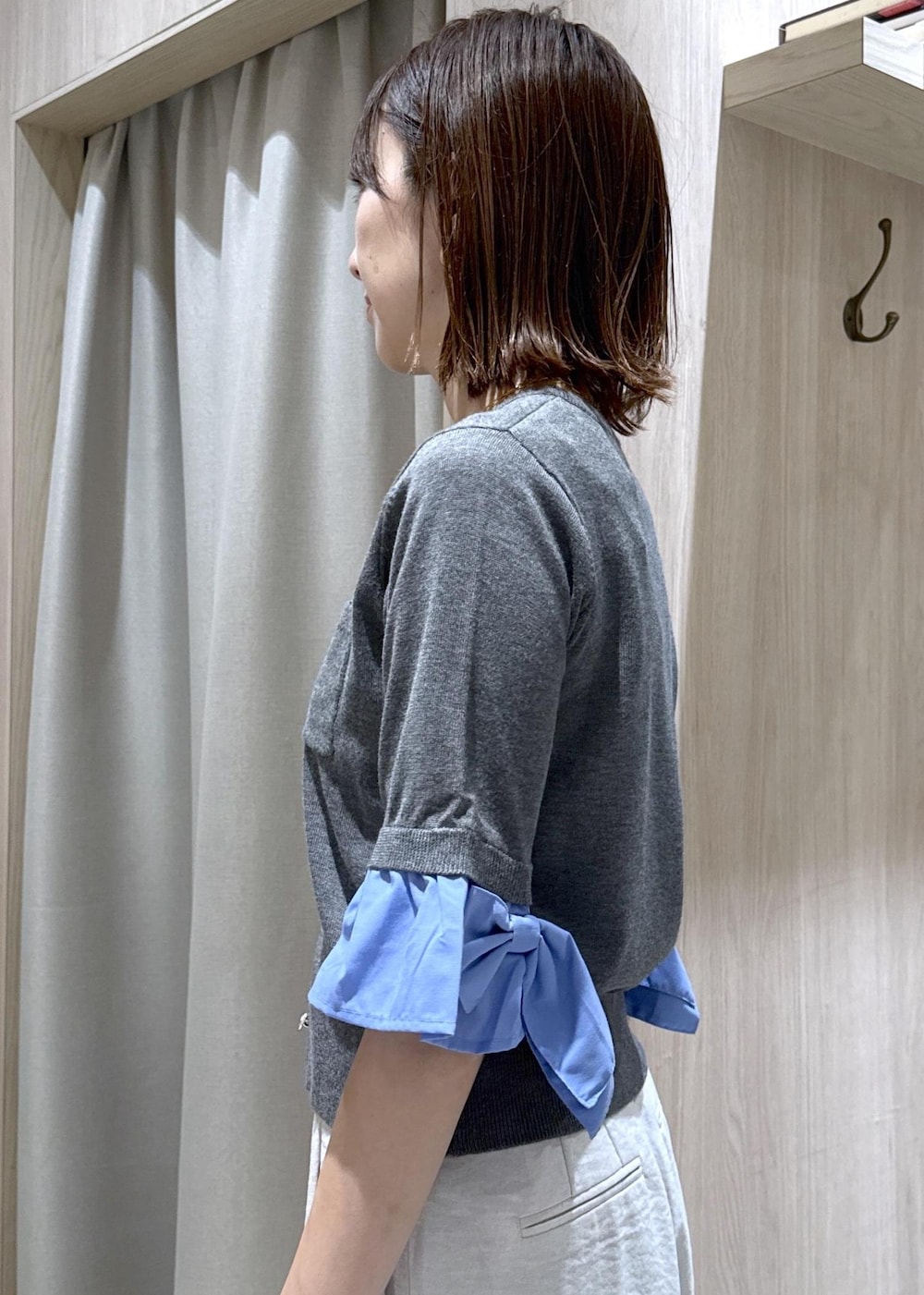 ホワイト系のその他パンツ、ブラック系のパンプス、ブラック系のショルダーバッグを着用したレディースの夏コーディネートの9枚目の写真
