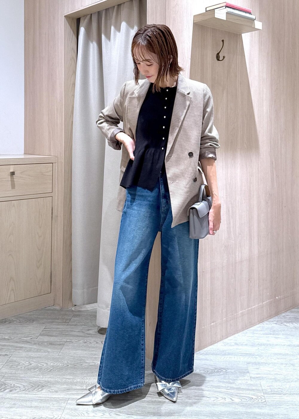 シルバー系のパンプス、グレー系のショルダーバッグ、ブラック系のカーディガン/ボレロを着用したレディースの秋コーディネートの2枚目の写真