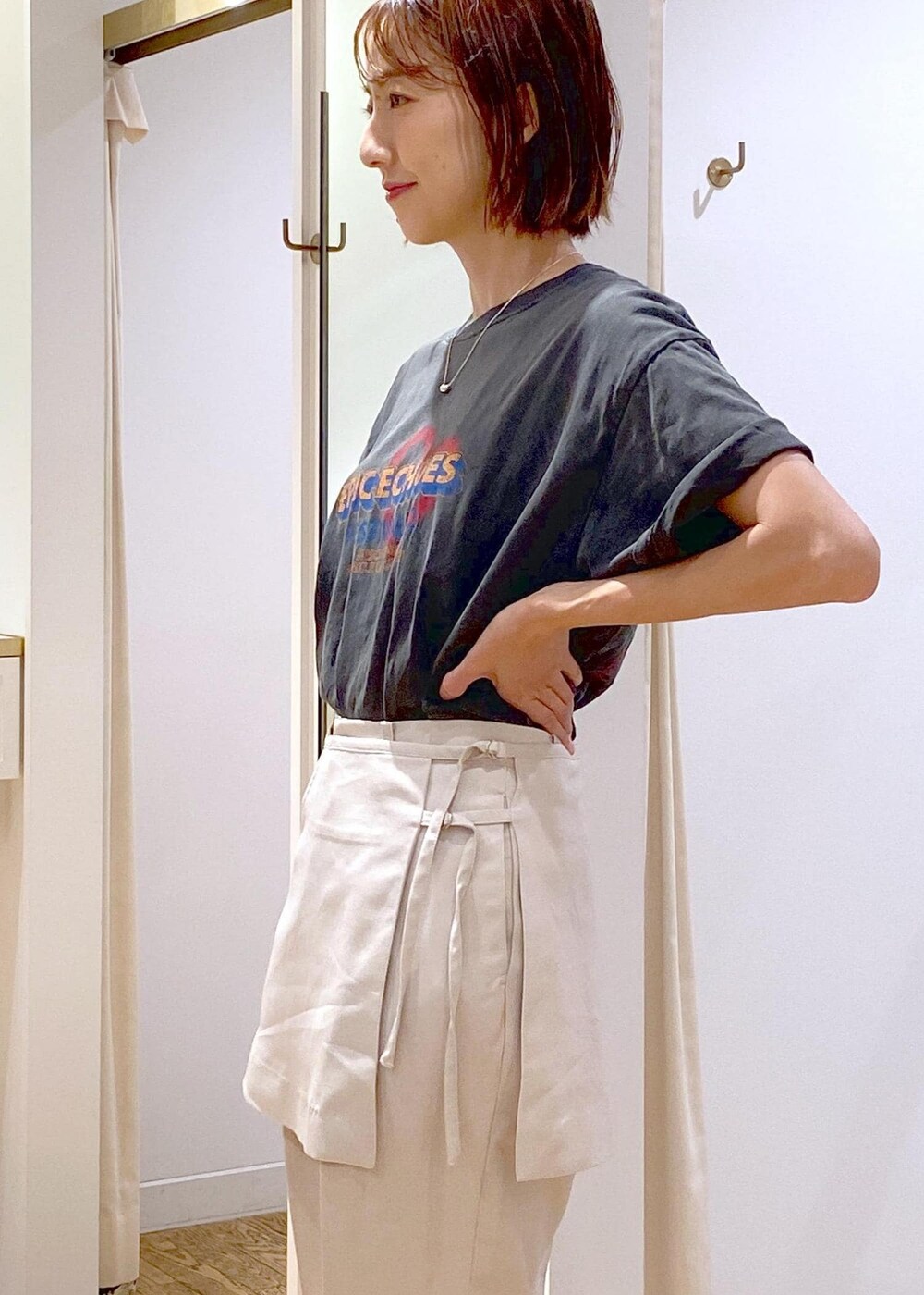 ゴールド系のショルダーバッグ、ブラック系のサンダル、グレー系のTシャツ/カットソーを着用したレディースの夏コーディネートの5枚目の写真