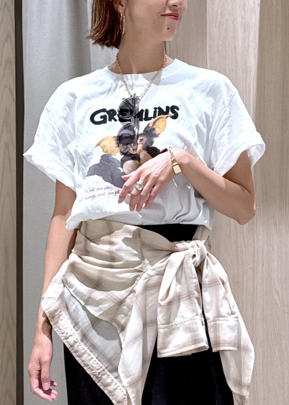 グレー系のスカート、ベージュ系のシャツ/ブラウス、ホワイト系のTシャツ/カットソーを着用したレディースの夏コーディネートの7枚目の写真